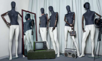 The application of mannequins in window display design