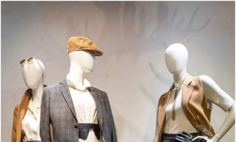 Most common used mannequin styling way in the window