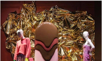 When the mannequins met an ice cream in the window