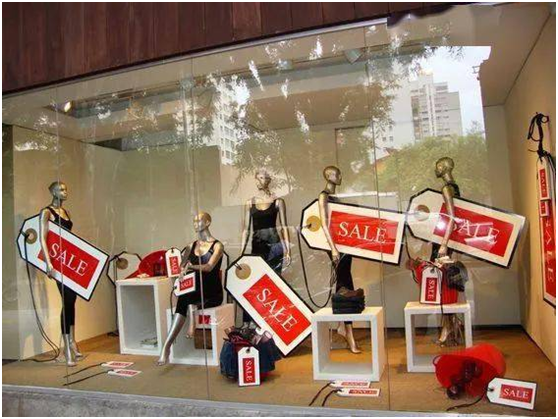 Use eye-catching discount slogans with mannequins