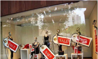 Use eye-catching discount slogans with mannequins