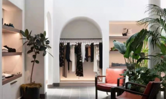 The focus of the terminal store is on advertising or mannequin display