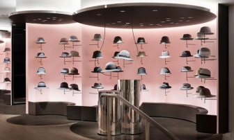 There is no texture in the windows display, the mannequins teach you how to impr