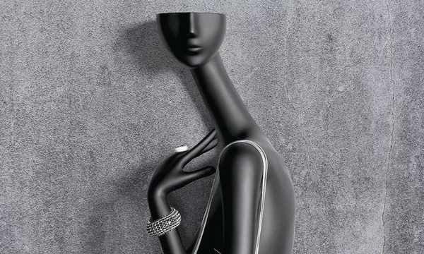 Very attractive window - without one complete mannequin 