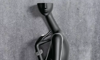 Very attractive window - without one complete mannequin 