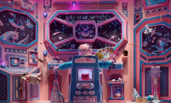 How does excellent window display design make you unable to move your legs?