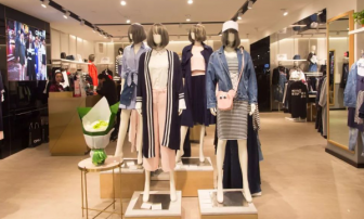 Display and Placement Techniques for Model Shelves in Clothing Store Windows