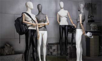 How to arrange the window display of clothing store to attract more customers