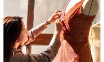 Dance between mannequins and designers